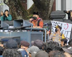 Libatkan Pasukan Asmaul Husna, Polresta Malang Kota Kawal Aksi BEM Kota Malang