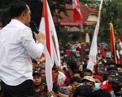 Aksi Demo Mahasiswa Cipayung Plus Surabaya Berjalan Dengan Aman dan Ditutup Dengan Buka Puasa Bersama di Depang Gedung DPRD Jatim