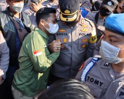 Pasukan Asmaul Husna Polres Probolinggo Dinginkan Aksi Demo BEM dan HMI Probolinggo Raya