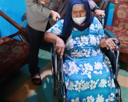 Mbah Munikah Menangis Saat Kapolresta Mojokerto Beri Kursi Roda