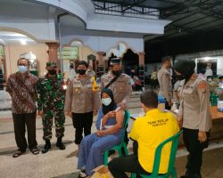 Inovatif, Polres Blitar Gelar Vaksinasi Booster Kepada Jamaah Sholat Terawih