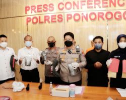 Gerak Cepat Polres Ponorogo Berhasil Mengamankan 2 Tersangka Pengedar Serbuk Petasan