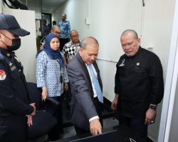 Ketua DPD RI saat meninjau pintu masuk Gedung Pelayanan Terpadu KJRI Jeddah
