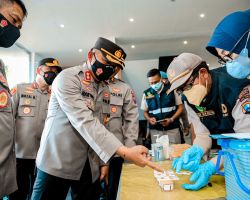 KAPOLRESTABES SURABAYA LAKSANAKAN TES URINE MENDADAK