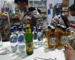 Harkamtibmas Polres Situbondo Mengamankan Puluhan Botol Miras