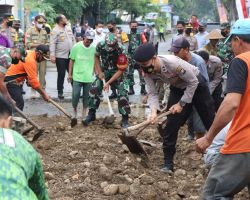 Gotong Royong Perbaiki Jalan Desa,Polres Trenggalek Gelar Bhaksos