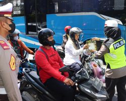 Cara Unik Polantas Polres Tanjung Perak Sampaikan Pesan Kamseltibcarlantas
