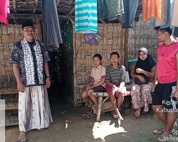 Peduli Keluarga Miskin Galeh TrioG Bersama Kepdes Sumbermulyo Bantu Rehap Rumah Warga