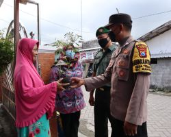 Harga Cabai Meroket, Polisi di Gresik Berikan Bantuan Bibit Cabai untuk Warga