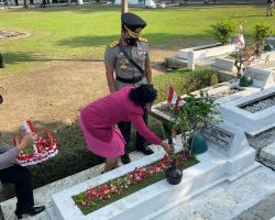 Ziarah Makam Pahlawan dalam rangka Hari Bhayangkara, Kapolda Jatim Sempatkan Berdoa di Makam Sang Kakek yang merupakan Pejuang Kemerdekaan