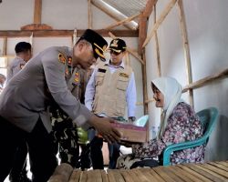 Polisi Peduli, Polres Probolinggo Bantu Renovasi Rumah Mbah Monco yang Sebatang Kara