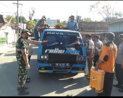 Cegah PMK Polres Pamekasan Lakukan Pemeriksaan Kendaraan Pengangkut Hewan Ternak di Perbatasan