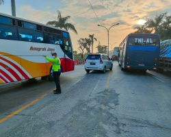 Jalan Lintas Kabupaten Diperbaiki Polres Lamongan Siapkan Jalur Alternatif