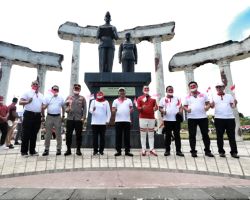 Kapolda Jatim Hadiri Gerakan Pembagian 10 Juta Bendera Merah Putih oleh Mendagri
