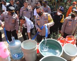 Polres Bondowoso Distribusikan Puluhan Ribu Liter Air Besih untuk Warga Terdampak Kekeringan di 6 Titik