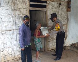 Polres Probolinggo Bagikan Sembako pada Masyarakat di Kecamatan Gading