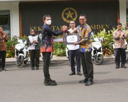 Dukung Transisi Energi Bersih, PLN Serahkan Sertifikat Energi Terbarukan untuk 5 Istana Kepresidenan