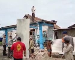 Tanggap Bencana, Satbrimob Polda Jatim Gelar Bhaksos di Lokasi Terdampak Puting Beliung