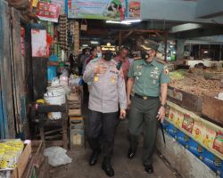 Pastikan Harga Bahan Pokok Aman Pasca Kenaikan BBM, Kapolres Jember dan Dandim Cek Pasar