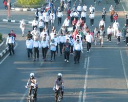 Jelang HUT Lalu Lintas ke-67, Ditlantas Polda Jatim Gelar Jalan Sehat Bersama Pelajar dan Masyarakat