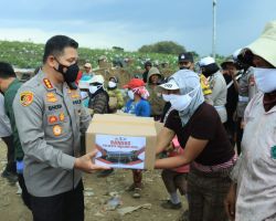 Polresta Malang Kota Bersama UPT Pengolahan Sampah Berbagi untuk Pemulung di TPA Supit Urang