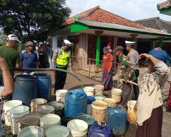 Polres Probolinggo Distribusikan 8.000 liter Air Bersih untuk Warga Terdampak Kekeringan di Lumbang
