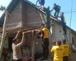 Kompak Polisi di Bojonegoro Bersama TNI dan Satpol PP Perbaiki Rumah Warga Akibat Angin Puting Beliung