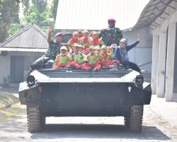 TANAMKAN JIWA NASIONALISME, PESERTA DIDIK TK ROUDLOTUL BANAT SIDOARJO KUNJUNGI BATALYON ARHANUD 2 MARINIR