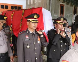 Kapolres Trenggalek dan Tulungagung Pimpin Upacara Pemakaman Anggota yang Gugur saat Pengamanan di Stadion Kanjuruhan