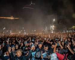 Ribuan Bonek dan Personil Polri Polrestabes Surabaya Gelar Doa Besama Untuk&nbsp; Korban Tragedi Kanjuruhan