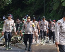Polres Lumajang bersama TNI dan BPBD Tangani Bencana Tanah Longsor di Ranupani