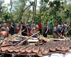 Gotong royong, Polres Bojonegoro Evakuasi dan Beri Bantuan Korban Bencana Angin Kencang