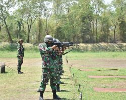 PERTAJAM KEMAMPUAN TEMPUR, PRAJURIT YONARHANUD 2 MARINIR LAKSANAKAN LATIHAN MENEMBAK SENAPAN