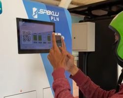 Presiden Jokowi Tinjau Kemudahan Tukar Baterai Motor Listrik, Dirut: Pakai PLN Mobile Cukup 1 Menit