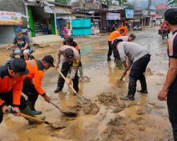 Sinergitas Polres Trenggalek Bersama TNI dan&nbsp; Masyarakat Watulimo Bersihkan Sisa Banjir