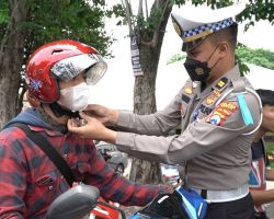 Humanis, Operasi Zebra Semeru 2022 Polisi di Gresik Berbagi Helm Gratis