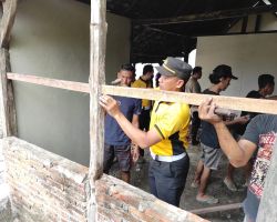 Gandeng Komunitas Motor, Polres Madiun Bedah Rumah Warga yang Tidak Layak Huni