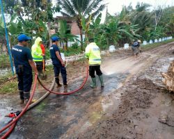 Sinergitas Polres Tulungagung Bersihkan Sisa &ndash; sisa Material Lumpur Akibat Bencana Banjir
