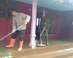 Gotong Royong, Polres Malang Bersama TNI dan Warga Bersihkan Lokasi Banjir Bandang di Sumbermanjingwetan
