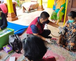 Polres Trenggalek Terjunkan Tim Medis Untuk Cek Kesehatan Korban Banjir