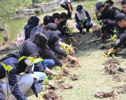Peringati HUT Humas Polri ke-71, Polrestabes Surabaya Tanam Bibit Pohon Mangrove