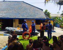 Antisipasi Bencana Banjir dan Laka Laut, Polres Sampang Latih Dasar Water Rescue pada Anggota Pramuka