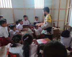 Dukung Wajib Belajar Pak Bhabin Polres Ponorogo Berbagi Buku Tulis