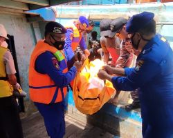 Sat Polairud Polres Probolinggo Evakuasi Jenazah ABK Asal Rembang