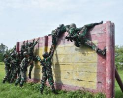 PRAJURIT BATALYON ARHANUD 2 MARINIR LAKSANAKAN HALANG RINTANG DENGAN PENUH SEMANGAT