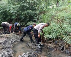 Peduli Lingkungan, Polres Ponorogo Bersama Warga Bersihkan Sungai Sambil Berbagi
