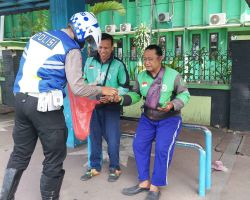 Indahnya Berbagi dari Polisi di Sidoarjo Saat Laksanakan Tugas Pengaturan Lalulintas