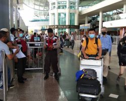 Polres Bandara PAM Kedatangan 205 Penumpang Asal Chenzhen Cina Terbang Perdana Ke Bali