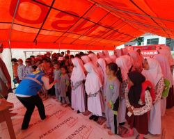 Berbagi Kebahagiaan dengan Anak-anak Penyintas Gempa Cianjur, Pegawai PLN Mengajar di Sekolah Darurat