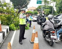 Antisipasi Kemacetan Akibat Pohon Tumbang Personil Polres Bandara Atur Kelancaran Lalin